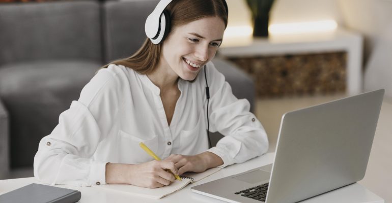 teacher-talking-with-her-students-online